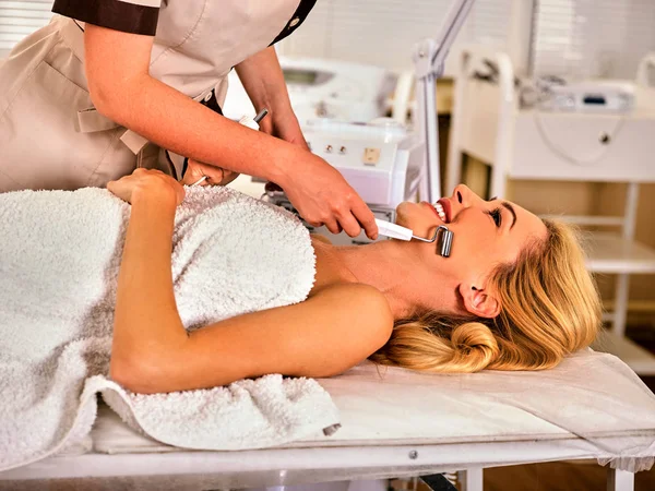 Ansiktsmassage på skönhetssalongen. Elektrisk stimulering kvinna hudvård. — Stockfoto