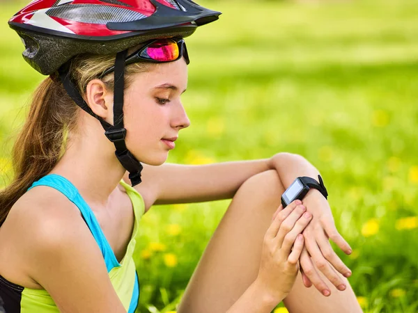 Radfahrerin im Sommerpark unterwegs. Mädchen Uhr Smart Watch. — Stockfoto