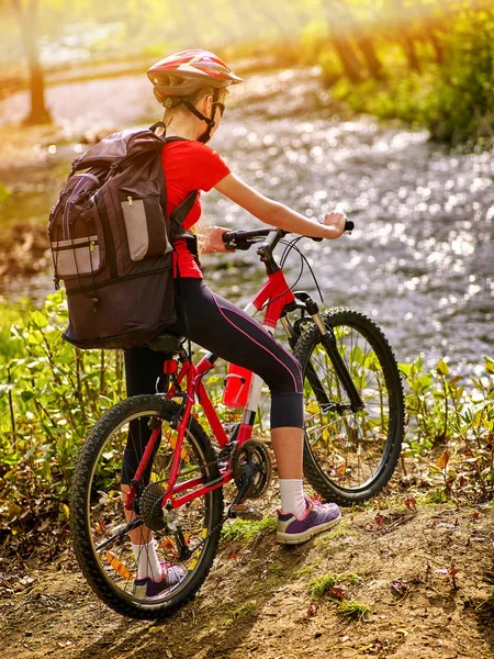 Bicicleta adolescente com motos senhoras no parque de verão. Bicicleta de estrada das mulheres para correr . — Fotografia de Stock