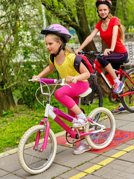 Señal de carril bici con niños. Chicas usando casco con mochila  . — Foto de Stock
