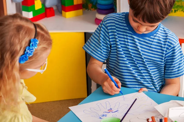 Маленькие школьницы рисуют в классе художественной школы . — стоковое фото