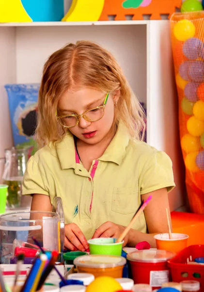 Dziewczyna małe studentów malowanie w klasie szkoły sztuki. — Zdjęcie stockowe