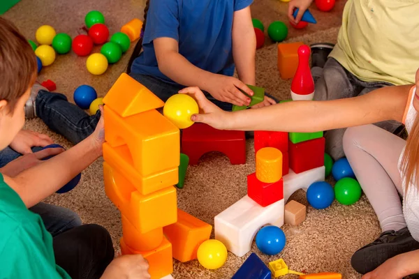 Kinder spielen im Innenraum in Kinderwürfeln. Unterricht in der Grundschule. — Stockfoto