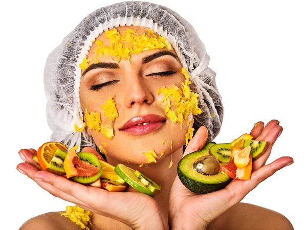 La máscara facial de los frutos para la mujer. Chica en sombrero médico . — Foto de Stock