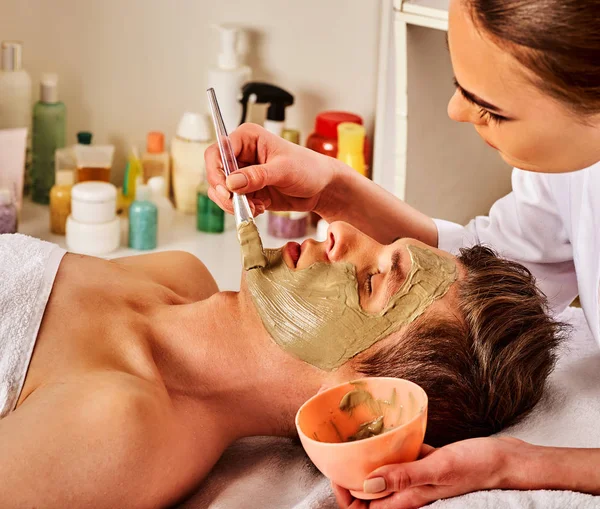 Schlamm Gesichtsmaske der Frau im Wellness-Salon. Gesichtsmassage . — Stockfoto