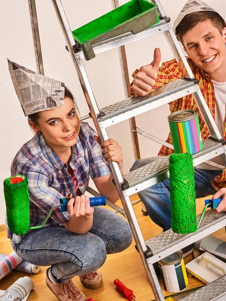 Reparar familia por feliz pareja construyendo casa usando portátil blanco . —  Fotos de Stock