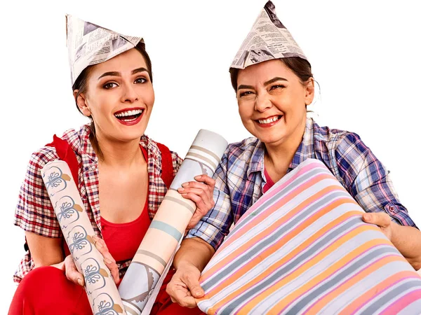 Reparação casa mulheres segurando Banco com tinta para papel de parede . — Fotografia de Stock