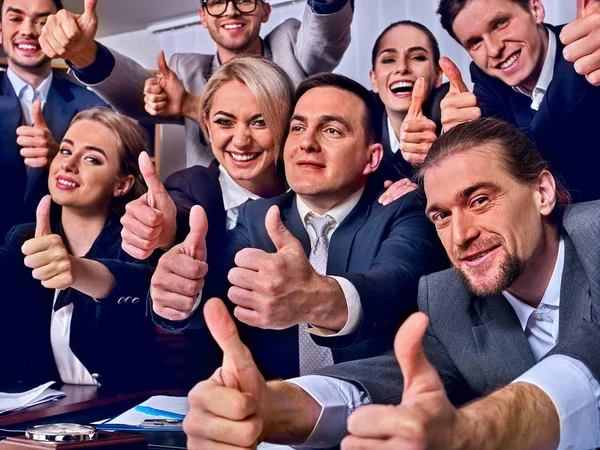 Gente de negocios vida de oficina de la gente del equipo están contentos con el pulgar hacia arriba  . —  Fotos de Stock
