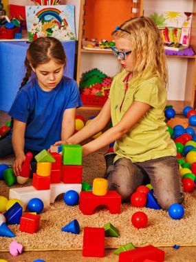 Çocuklar çocuklar küplerinde kapalı oyun Okulu kırmak.