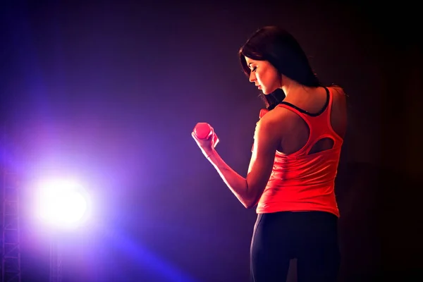 Fitness girl exercising in gym with dumbbells. — Stock Photo, Image