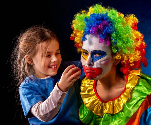 Alleenstaande ouder familie. Moeder na werk verjaardag clown. Volwassen kindrelatie. — Stockfoto