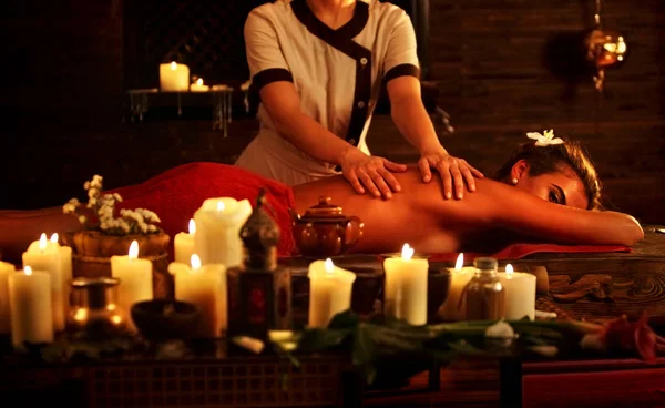 Massagem de mulher no salão de spa. Interior luxuoso terapia oriental  . — Fotografia de Stock