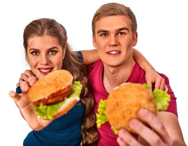 Casal a comer fast food. Homem e mulher tratam hambúrguer  . — Fotografia de Stock