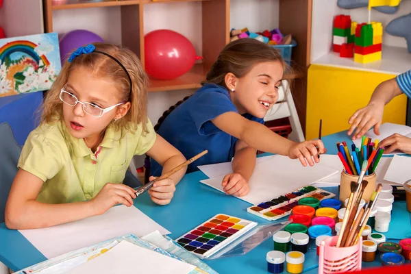 Μικρών μαθητών παιδιά ζωγραφική τέχνη σχολική τάξη. — Φωτογραφία Αρχείου