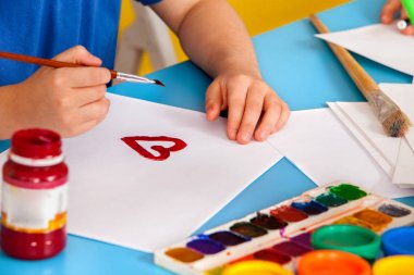 Küçük öğrenciler çocuk Sanat Okulu sınıfta boyama.