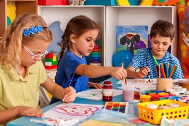 Küçük öğrenciler çocuk Sanat Okulu sınıfta boyama.