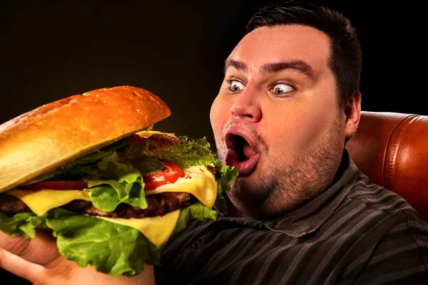 Hombre gordo comiendo hamburguesa de comida rápida. Desayuno para personas con sobrepeso . —  Fotos de Stock