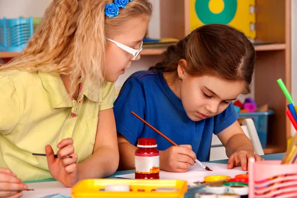 Estudantes pequenos crianças pintando em aula de arte escola . — Fotografia de Stock