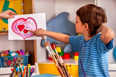 Çocuk resim sanat okulu sınıf kalbinde. Anneler günü tatil.