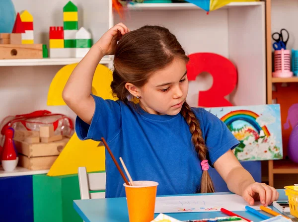 Kleine Schüler malen in der Kunstschulklasse. — Stockfoto