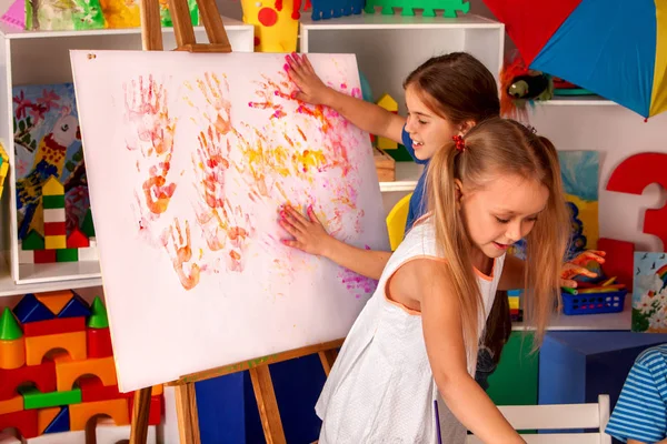 Children painting finger on easel in art class. — Stock Photo, Image