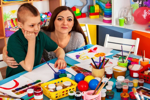 Barn måleri och teckning tillsammans. Craft lektion i grundskolan. — Stockfoto