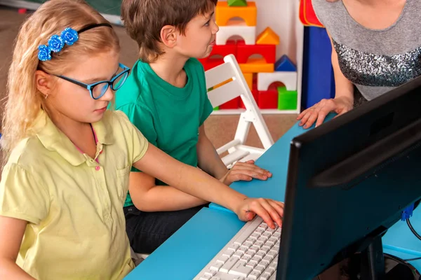 Crianças classe de computador nós para a educação e vídeo game . — Fotografia de Stock