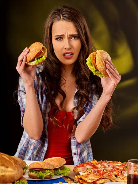 Dívka stravovací velký sendvič. — Stock fotografie