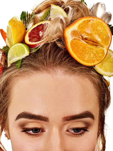Mascarilla para el cabello de frutas frescas en la cabeza de mujer. Chica con cara hermosa . — Foto de Stock