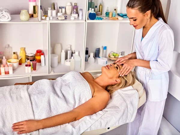 Masaje facial para mujer de cuarenta años en salón de spa . —  Fotos de Stock