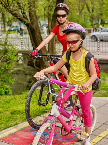 家人一起骑单车。家庭戴自行车头盔带背囊 . — 图库照片