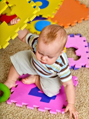 Çocuk bulmaca bebek tarafından yapma. Çocuk çocuk jigsaw geliştirir.