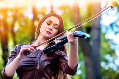 Kadın müzik keman park açık gerçekleştirin. Caz performans kız .