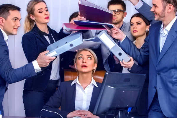 Geschäftsleute Büro. Team-Leute sind unzufrieden mit ihrem Anführer. — Stockfoto