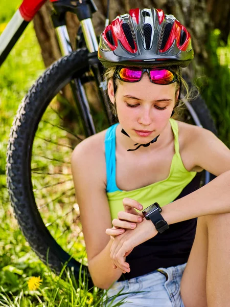 Radfahrerin im Sommerpark unterwegs. Mädchen Uhr Smart Watch. — Stockfoto