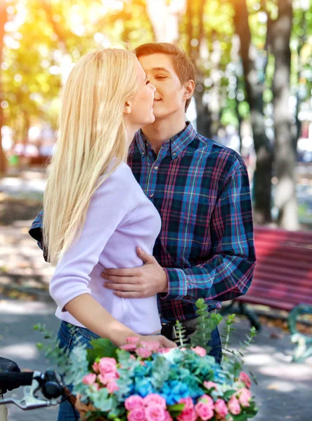 Bahar çift yürüyüş parkı. Yaz arkadaş açık yürüyüş.