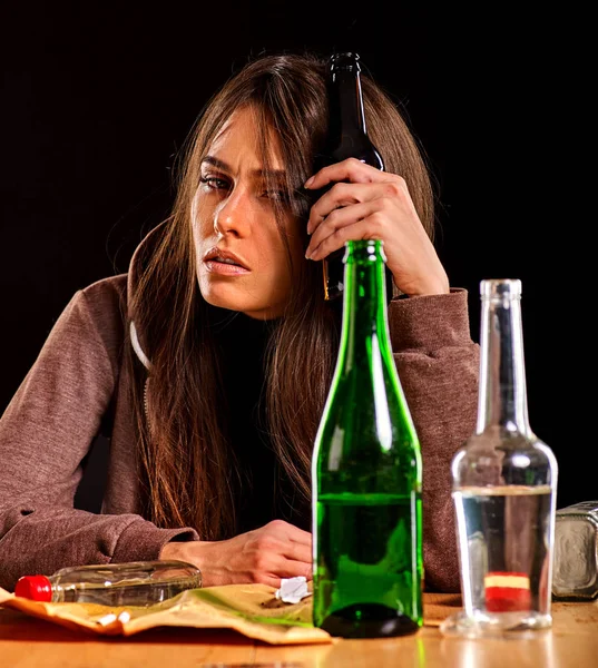 O alcoolismo feminino é um problema social. Bebida feminina causa má saúde — Fotografia de Stock