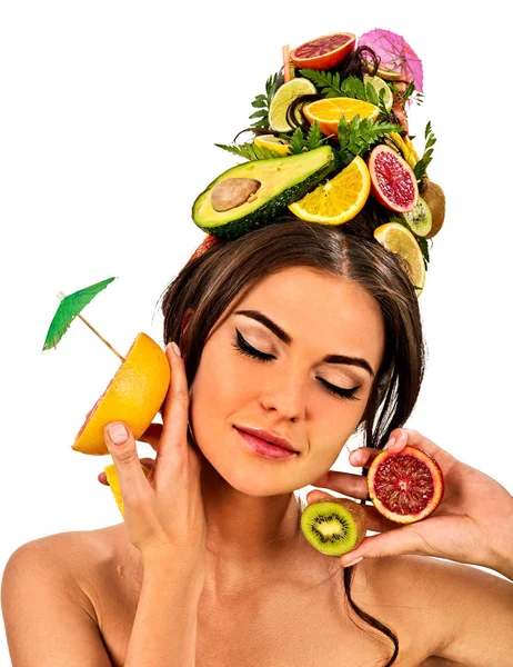 Chica bebiendo cóctel de frutas en la fiesta de verano. Mujer frutas peinado . — Foto de Stock