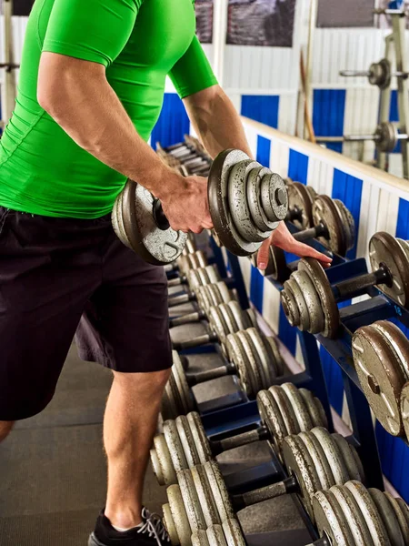 Fitness ekipmanları ile jimnastik salonu iş arkadaşlarım. Eğitim erkekler.