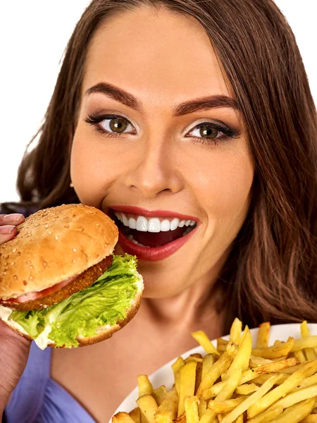 Femme mangeant frites et hamburger sur la table . — Photo