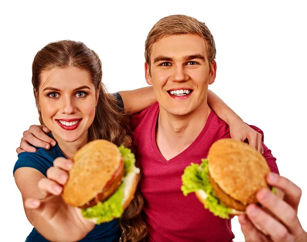 Pasangan makan makanan cepat saji. Pria dan wanita makan hamburger — Stok Foto