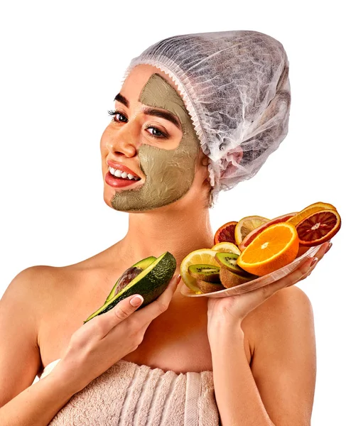 Schlamm Gesichtsmaske der Frau im Wellness-Salon. Gesichtsmassage . — Stockfoto