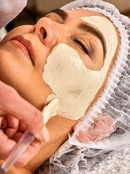 Collageen gezichtsmasker. Behandeling van de gezichtshuid. Vrouw ontvangen cosmetische procedure. — Stockfoto