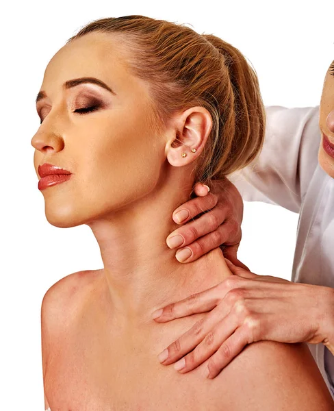 Masaje de hombro y cuello para mujer en salón spa . — Foto de Stock