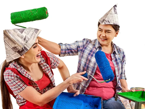 Reparación de las mujeres del hogar celebración Banco con pintura para el papel pintado . —  Fotos de Stock