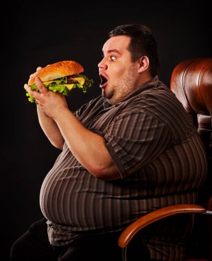 Şişman adam yemek lokanta hamberger. Kilolu kişi için kahvaltı.