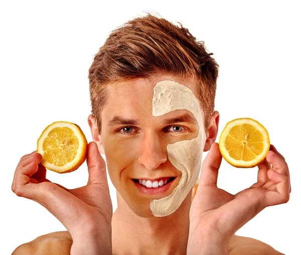 Masque visage d'homme à partir de fruits et d'argile. Boue de visage appliquée . — Photo