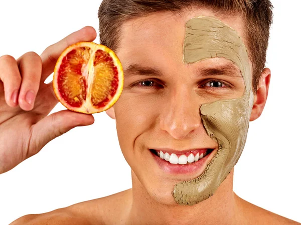 Gezicht man masker uit vruchten en klei. Gezicht modder toegepast. — Stockfoto