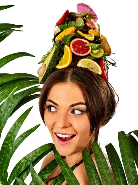 Máscara para el cabello de frutas frescas en la cabeza de la mujer y flores de primavera . — Foto de Stock