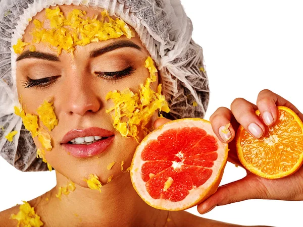 La máscara facial de los frutos para la mujer. Chica en sombrero médico . — Foto de Stock